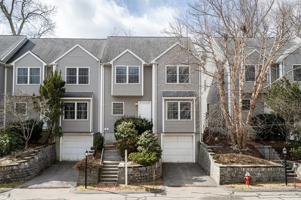 Unit for sale at 10 Edgemoor Cir, Wellesley, MA 02482