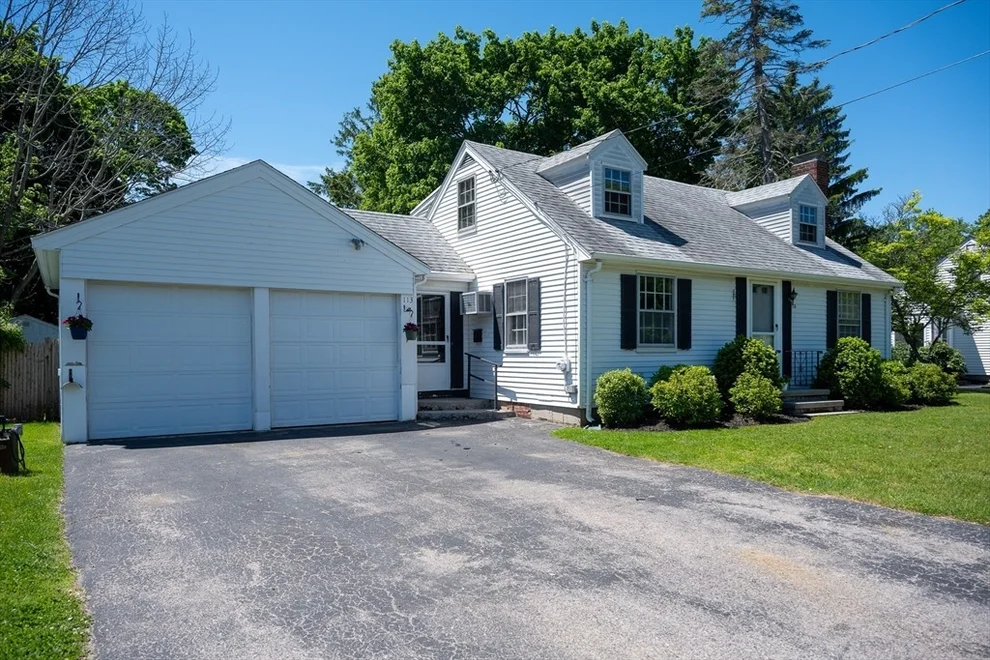 Unit for sale at 113 Oak St, Weymouth, MA 02190