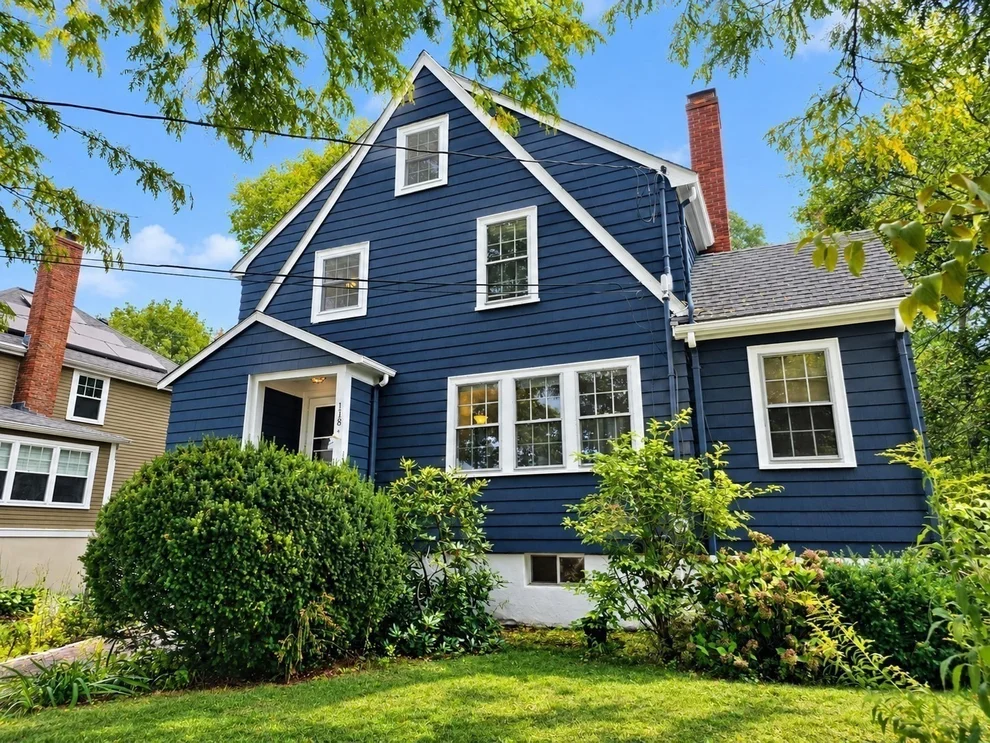 Unit for sale at 118 Oakdale Rd, Newton, MA 02461