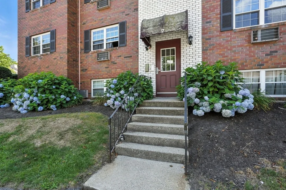 Unit for sale at 7 Maple Crest Cir, Holyoke, MA 01040