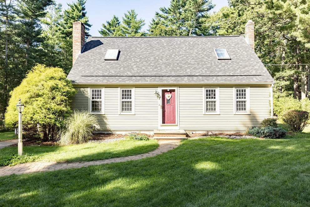 Unit for sale at 133 Walnut Plain Rd, Rochester, MA 02770