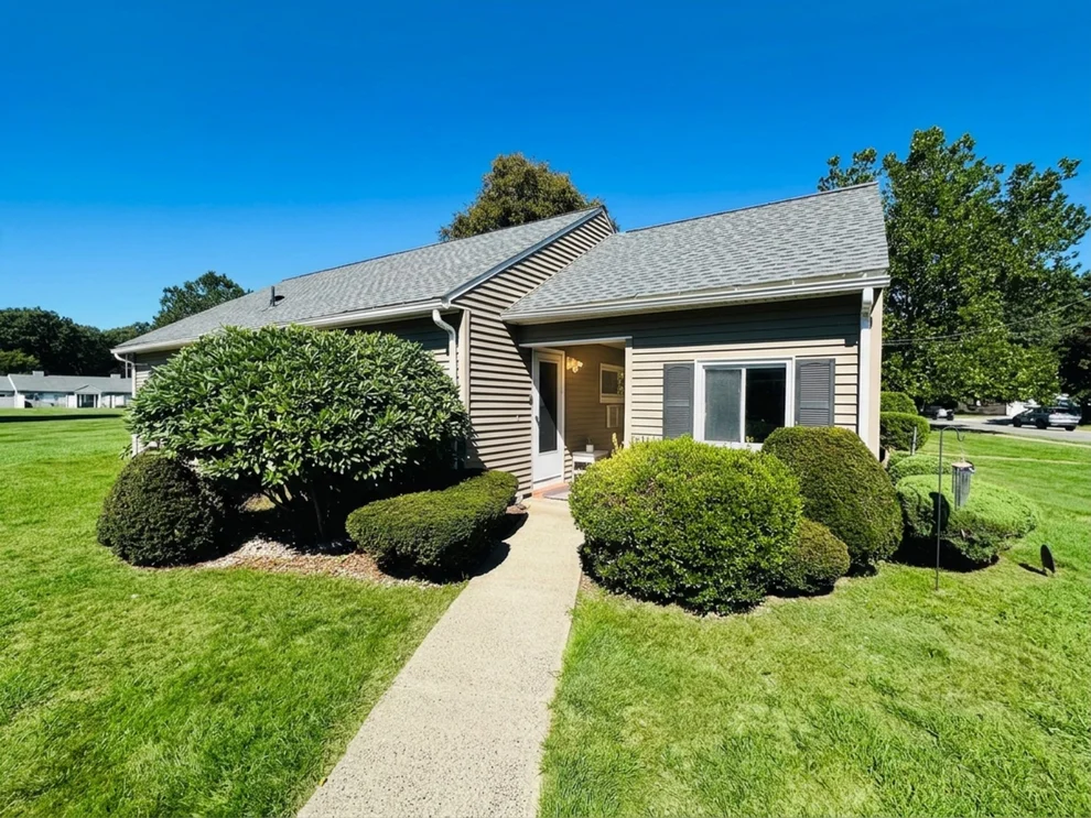 Unit for sale at 162 Horseshoe Dr, Chicopee, MA 01022