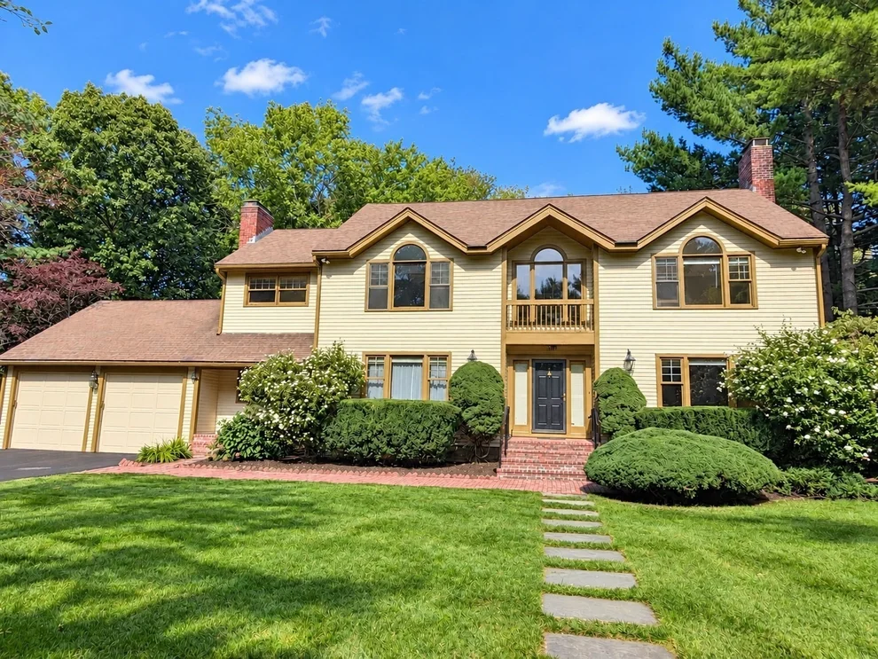 Unit for sale at 9 Solomon Pierce Rd, Lexington, MA 02420