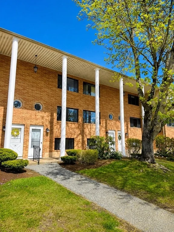 Unit for sale at 200 Farrwood Dr, Haverhill, MA 01835