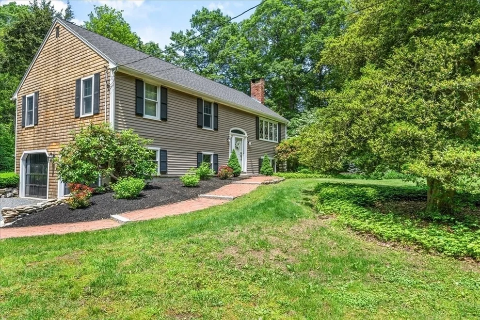 Unit for sale at 6 Mattakeesett Lane, Norwell, MA 02061