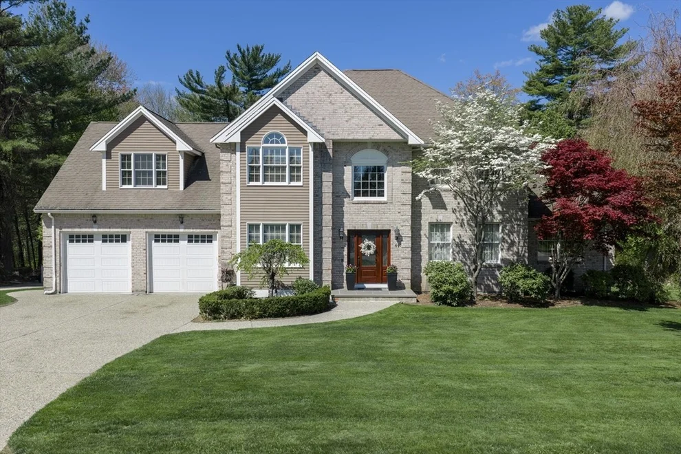 Unit for sale at 11 Bridle Dr, Lincoln, RI 02865