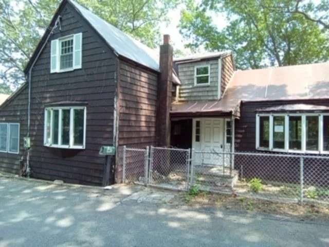 Unit for sale at 10 Oak Rd, Middleton, MA 01949