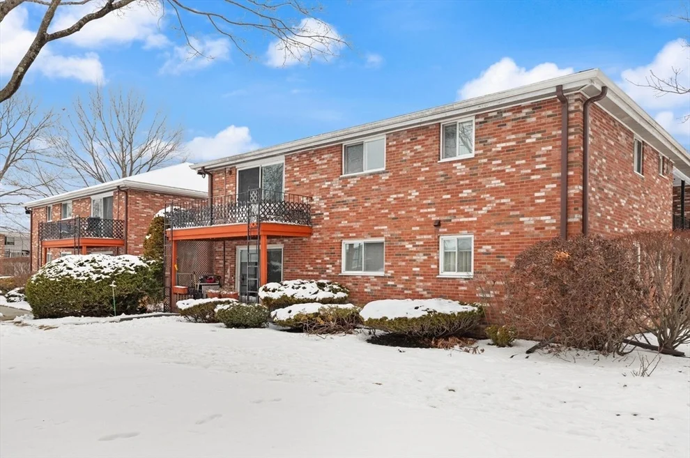 Unit for sale at 28 Fountain Ln, Weymouth, MA 02190