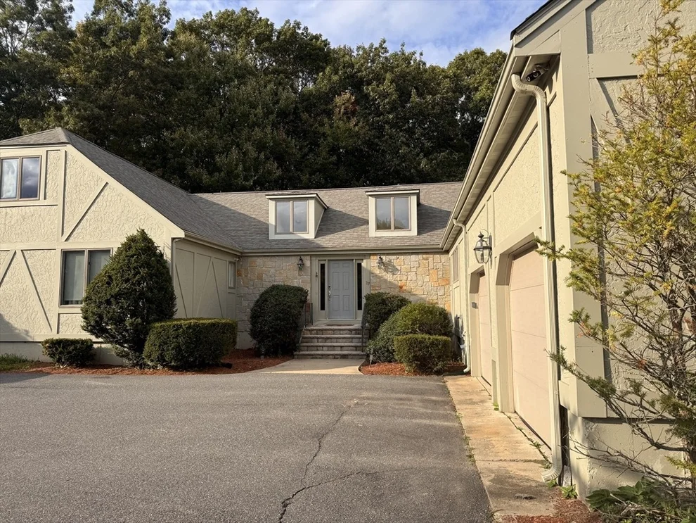 Unit for sale at 17 Royal Ct, Norwood, MA 02062