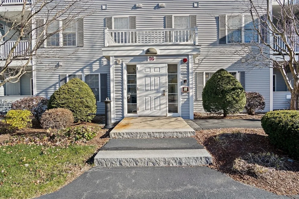 Unit for sale at 16 Crestview Cir, Londonderry, NH 03053