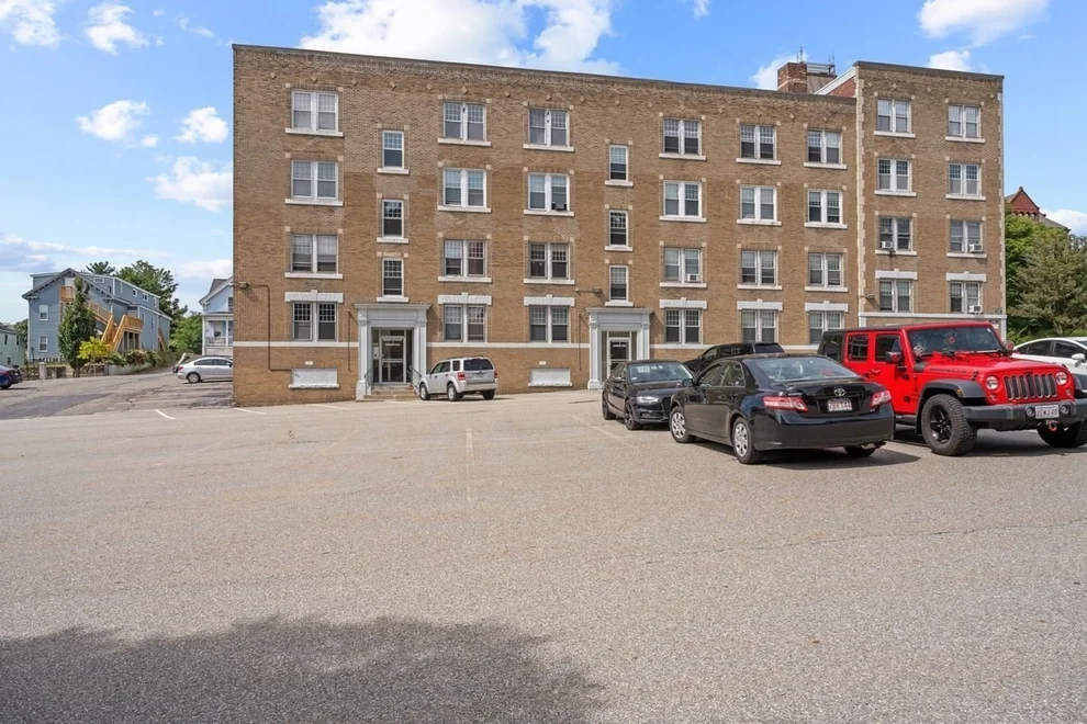 Unit for sale at 6 Chatham Pl, Worcester, MA 01609