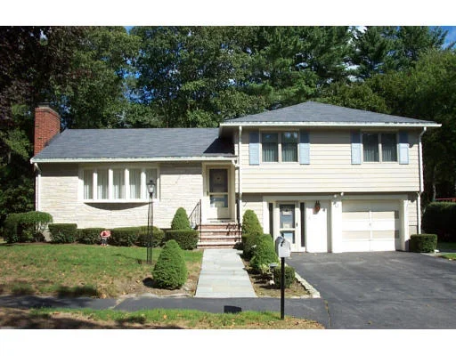 Unit for sale at 11 Meadow View Rd, Wakefield, MA 01880