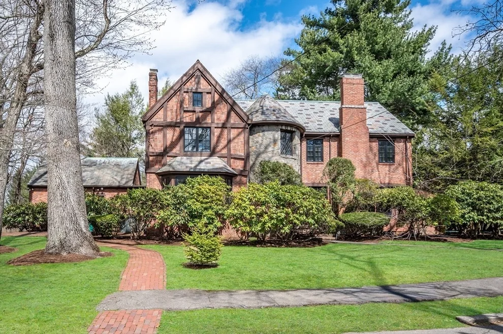 Unit for sale at 81 Brackett Rd, Newton, MA 02458