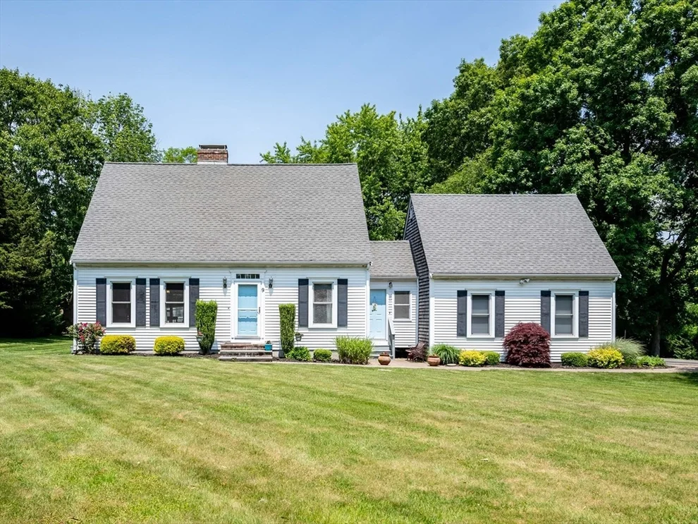 Unit for sale at 9 Royal Wood Ln, Swansea, MA 02777