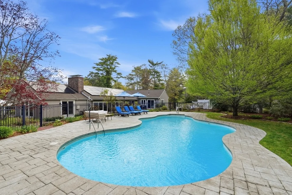 Unit for sale at 180 Chestnut St, Duxbury, MA 02332