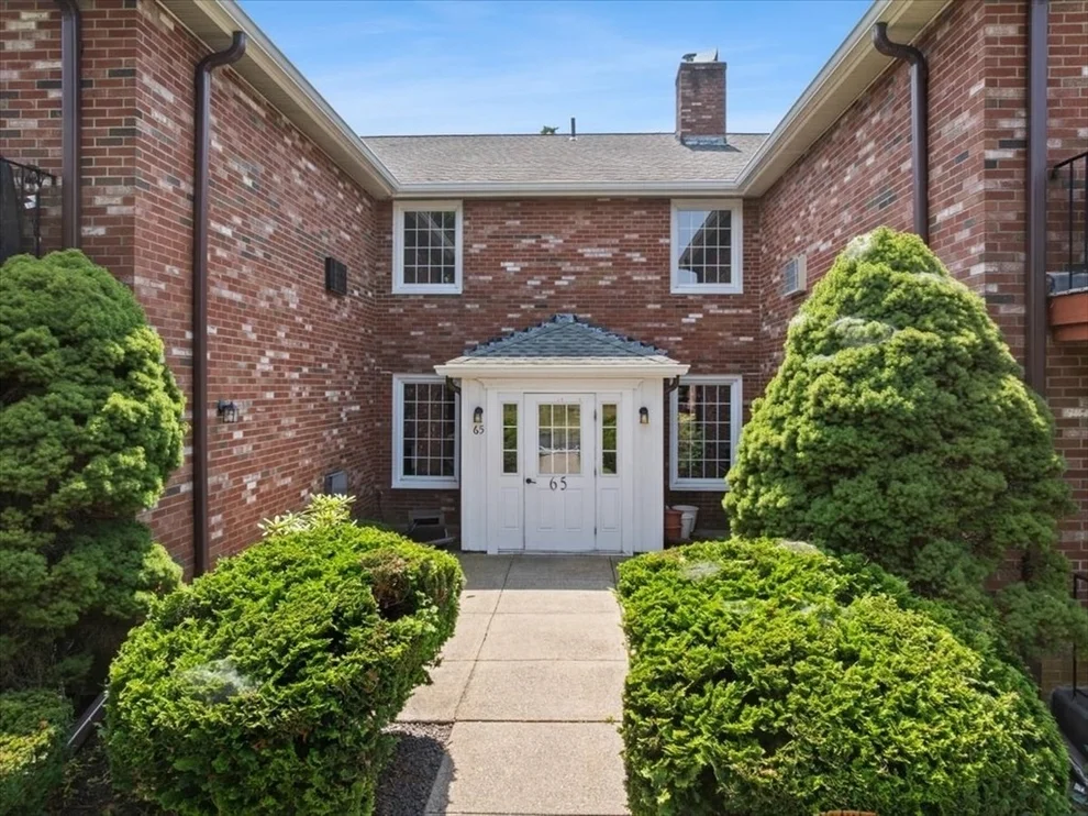 Unit for sale at 65 Fountain Ln, Weymouth, MA 02190
