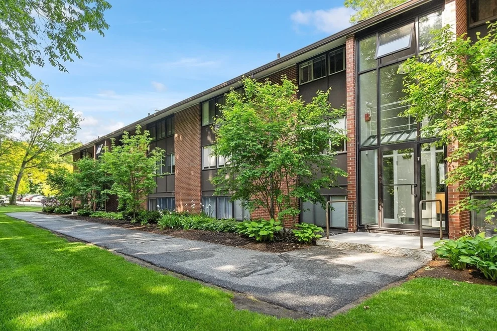 Unit for sale at 7 Longwood Dr, Andover, MA 01810