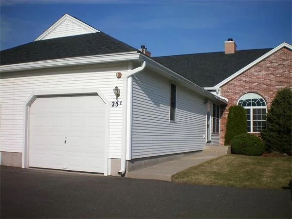 Unit for sale at 25 Castle Hill Rd, Agawam, MA 01001