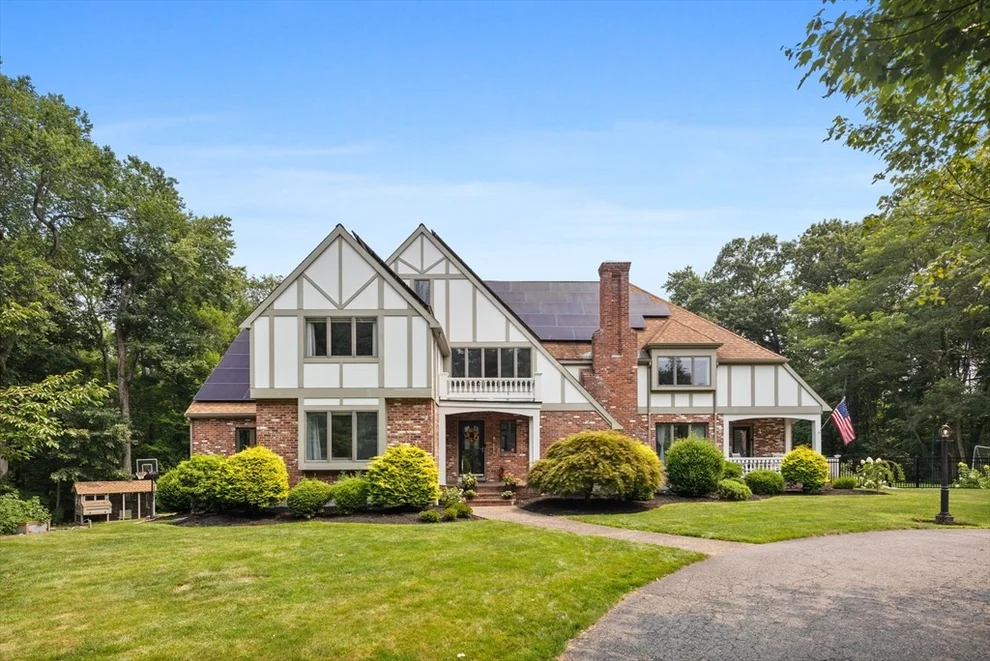 Unit for sale at 131 Bay Colony Dr, Westwood, MA 02090