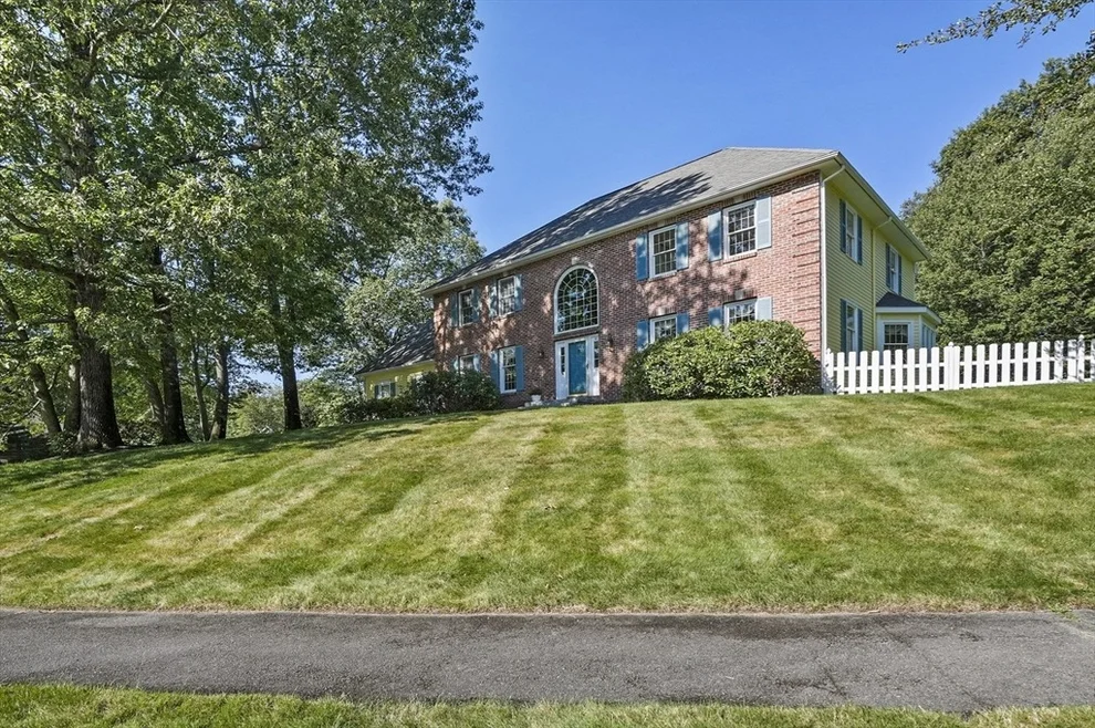 Unit for sale at 11 Country Way, Shrewsbury, MA 01545