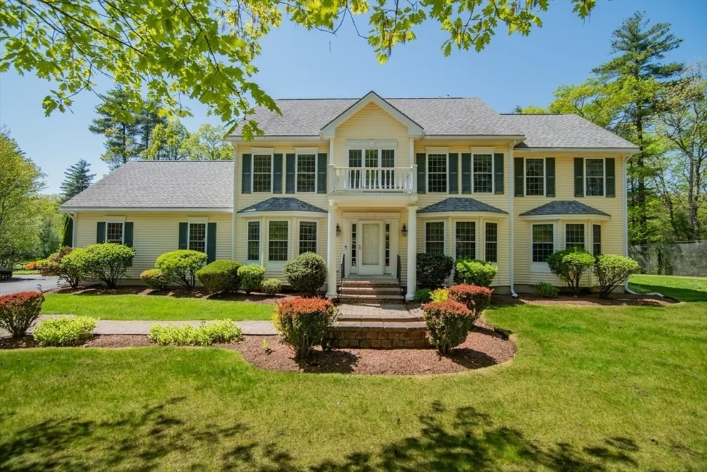Unit for sale at 17 Stonepost Rd, Pelham, NH 03076