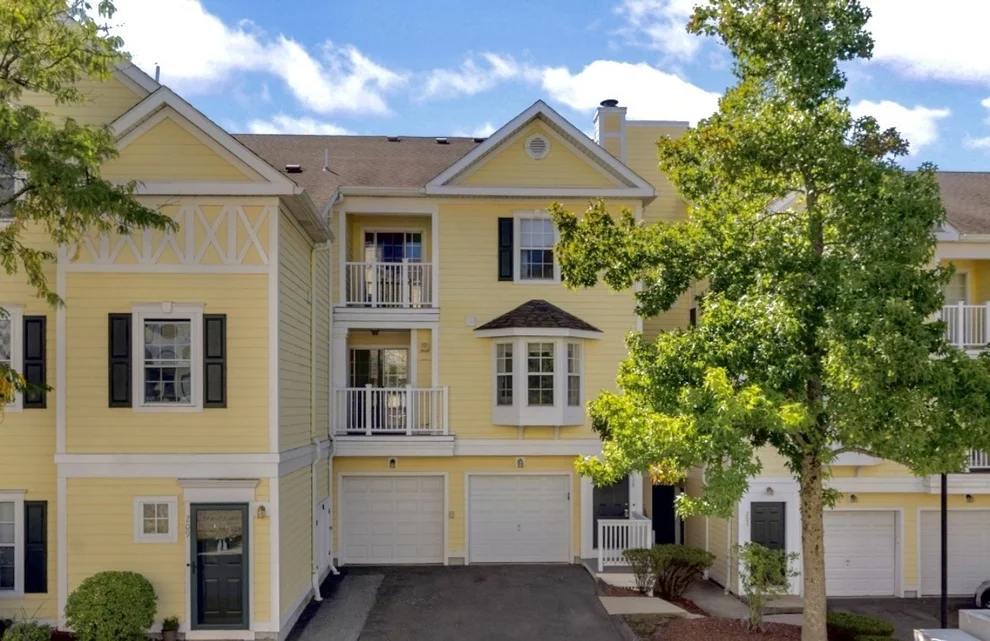 Unit for sale at 208 Gazebo Circle, Reading, MA 01867