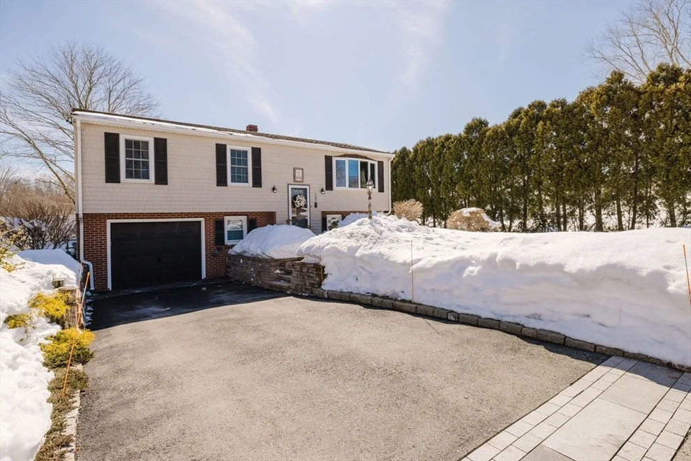 Unit for sale at 107 Spring Ln, Dartmouth, MA 02747