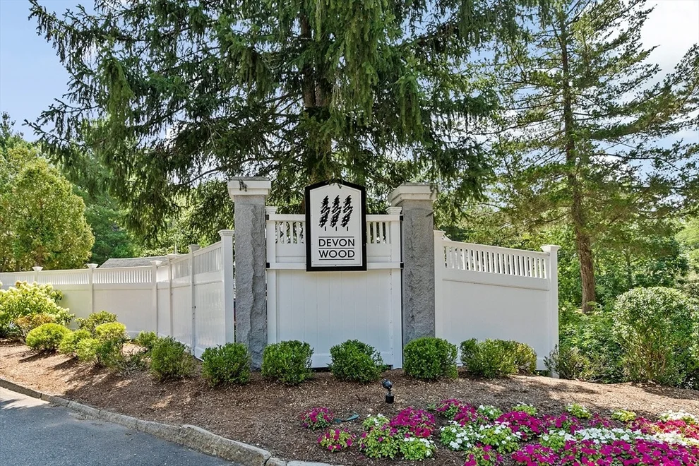 Unit for sale at 75 Bradford Commons Ln, Braintree, MA 02184