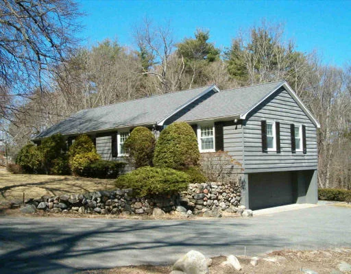 Unit for sale at 83 Chestnut St, Lynnfield, MA 01940