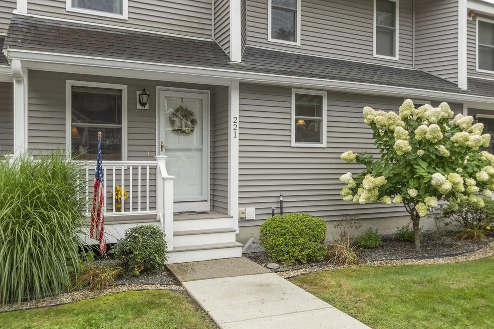 Unit for sale at 221 Bayberry Hill Ln, Leominster, MA 01453