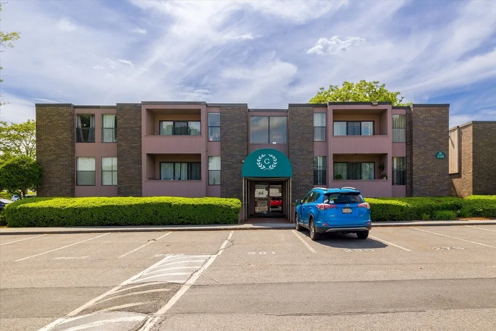 Unit for sale at 44 Shrewsbury Green Dr, Shrewsbury, MA 01545