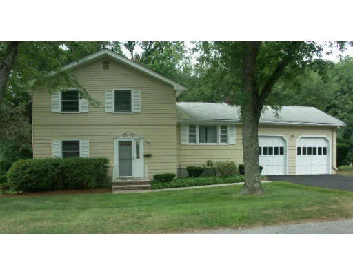 Unit for sale at 14 Old Wood Rd, Framingham, MA 01701