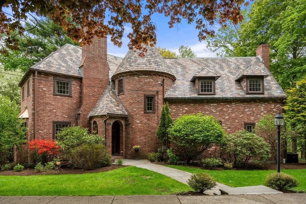 Unit for sale at 191 Waban Ave, Newton, MA 02468