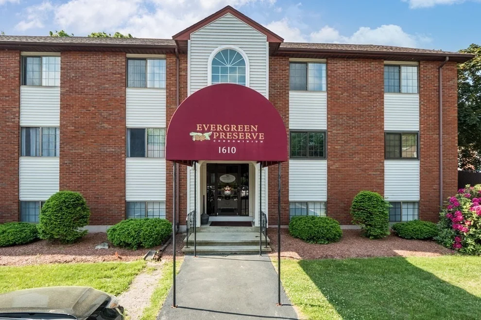 Unit for sale at 1610 Skyline Dr, Lowell, MA 01854