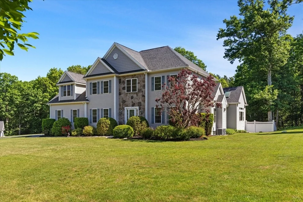 Unit for sale at 71 Silver Fox Rd, Franklin, MA 02038