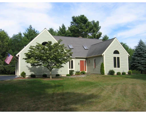 Unit for sale at 326 Walnut Plain Rd, Rochester, MA 02770