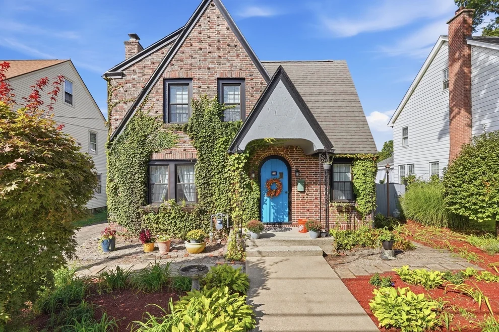 Unit for sale at 104 Wayne St, Springfield, MA 01118