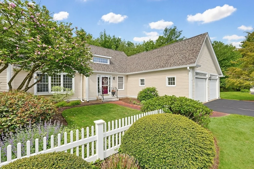 Unit for sale at 6 Trellis Circle, Pembroke, MA 02359