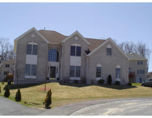 Unit for sale at 5 Cox Ln, Shrewsbury, MA 01545