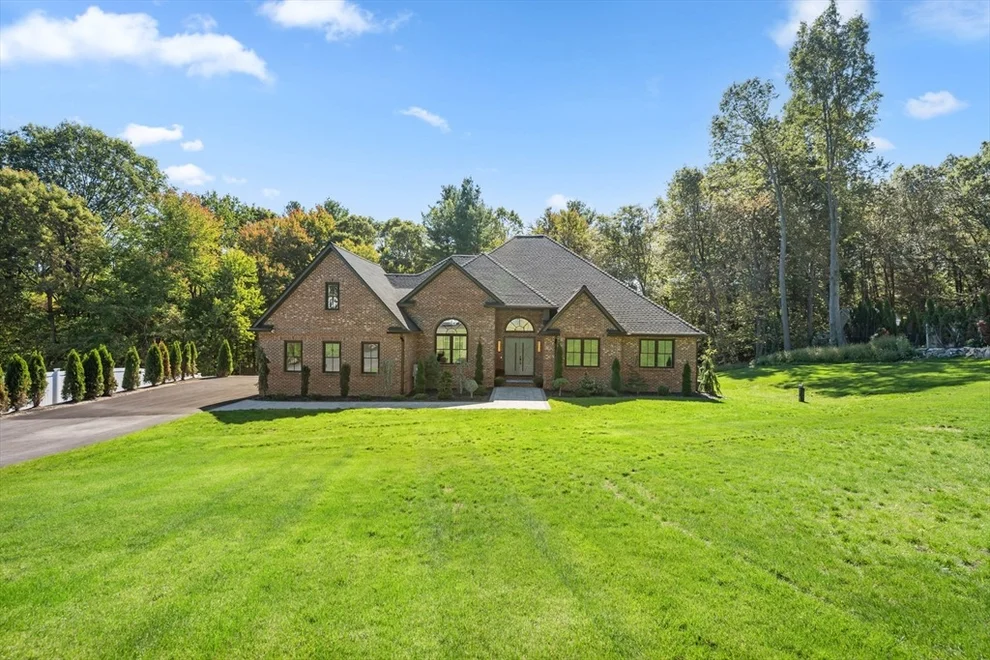 Unit for sale at 70 Colonial Dr, Shrewsbury, MA 01545