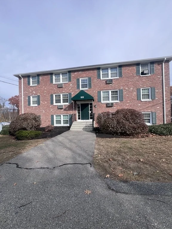 Unit for sale at 105 Ridgewood Ln, Gardner, MA 01440