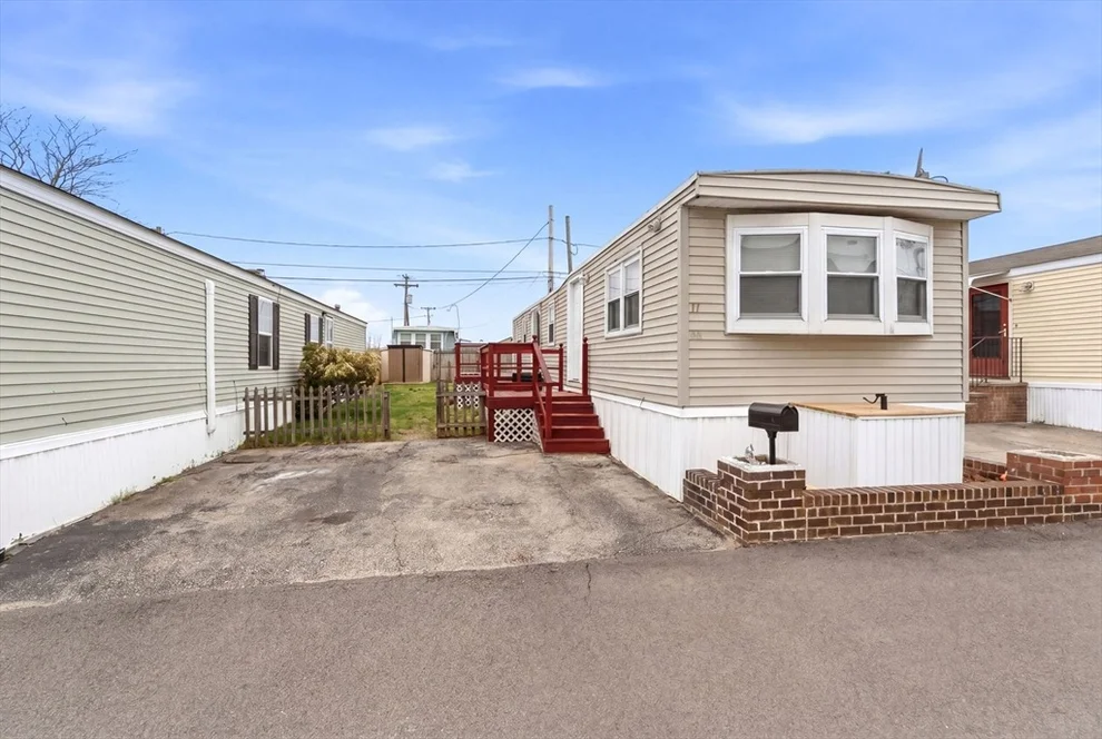 Unit for sale at 11 East Dr, East Providence, RI 02916