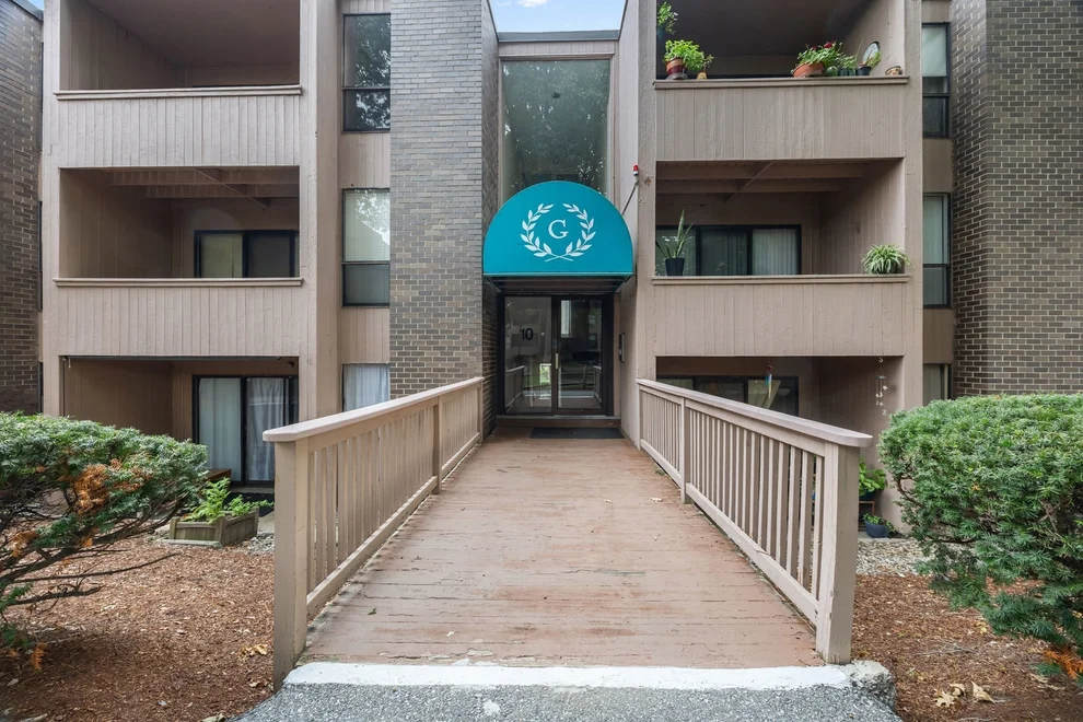 Unit for sale at 10 Shrewsbury Green Dr, Shrewsbury, MA 01545