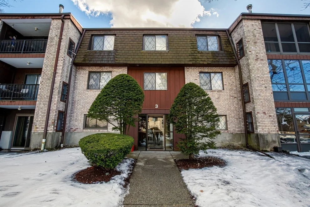 Unit for sale at 3 Greenbriar Dr, North Reading, MA 01864