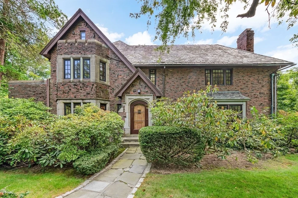 Unit for sale at 101 Hammond St, Newton, MA 02467