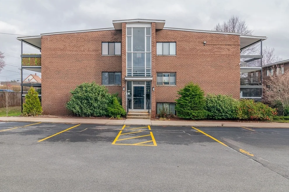 Unit for sale at 160 Elm St, Braintree, MA 02184