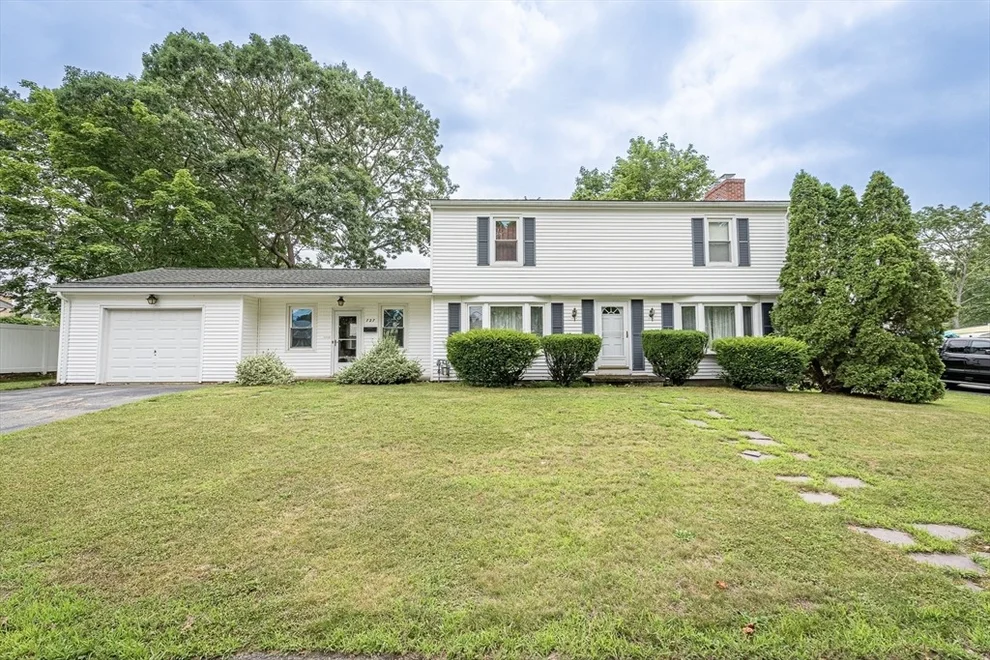 Unit for sale at 727 Highview Ave, Somerset, MA 02726