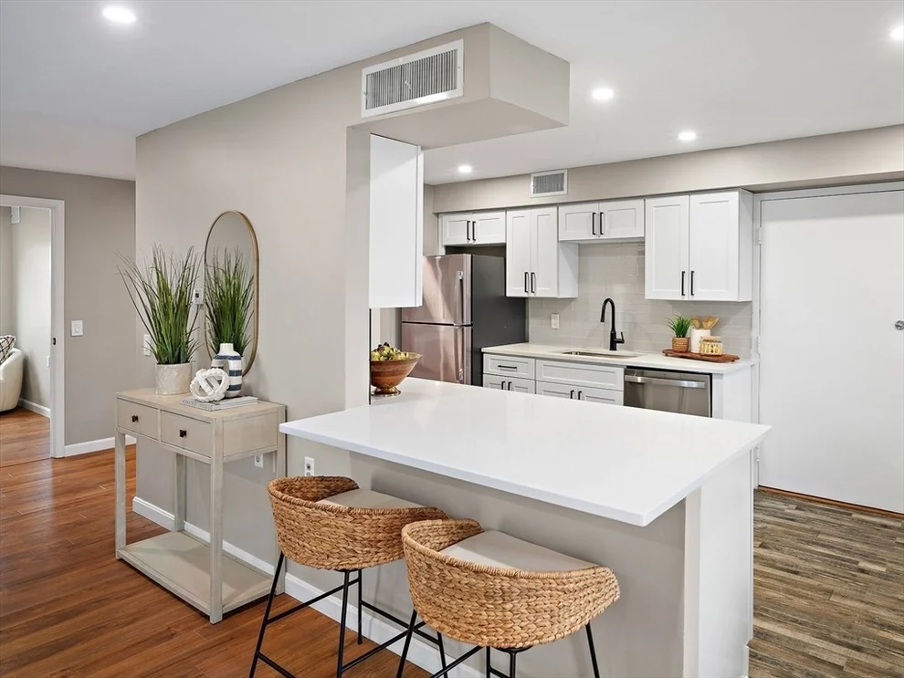 Unit for sale at 6 Beals Cove Rd, Hingham, MA 02043