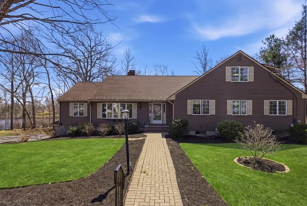 Unit for sale at 28 Lancelot Ct, Norwood, MA 02062