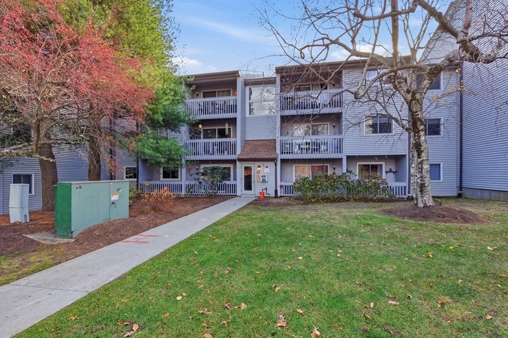 Unit for sale at 2211 Franklin Crossing Rd, Franklin, MA 02038